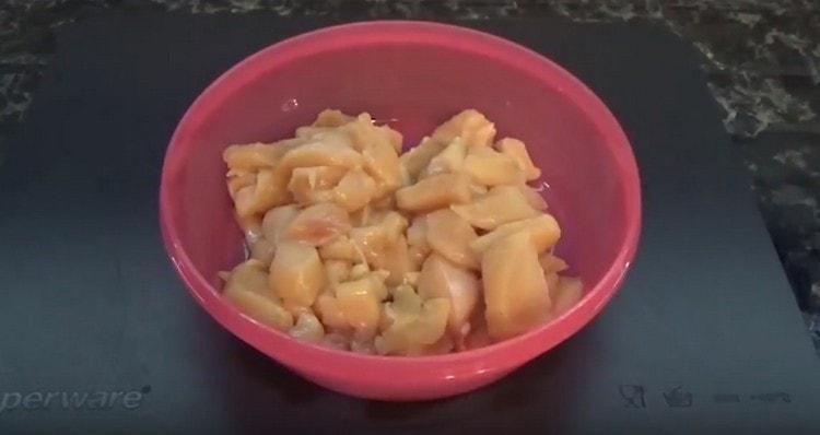 חותכים את העוף לחתיכות.