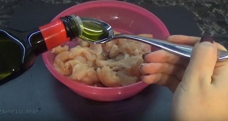 מוסיפים עוף מלח, פלפל, שמן זית.