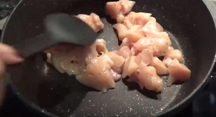 מטגנים את העוף בתבנית.