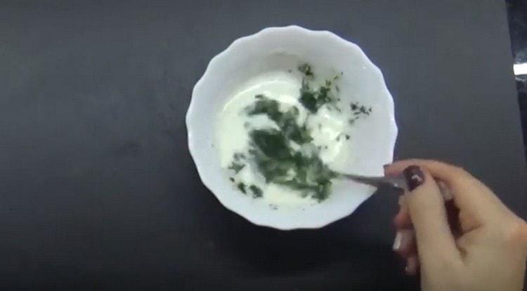 הוסף לרוטב עשבי תיבול ושום קצוצים.