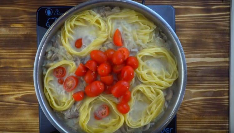 Do misky přidejte rajčata.