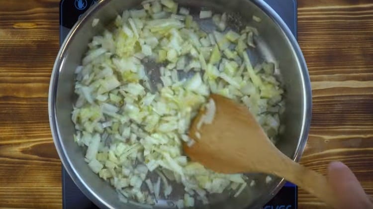 Přidejte jemně nakrájenou cibuli.