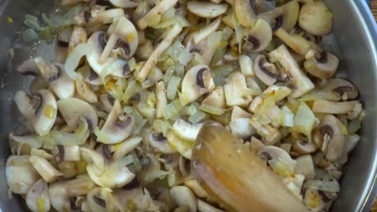 Dále přidejte nakrájené houby.