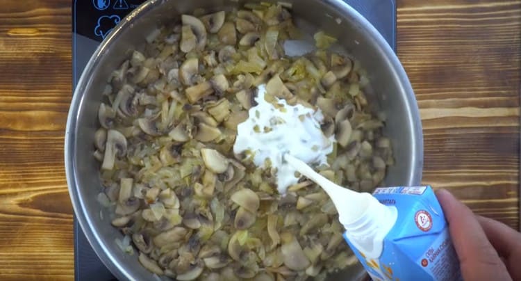 Do pánve přidejte zeleninový krém.