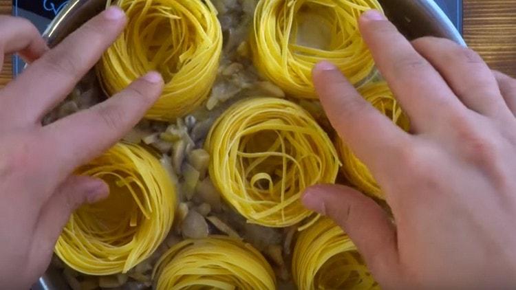 Pastu rozprostřeme přímo do omáčky.