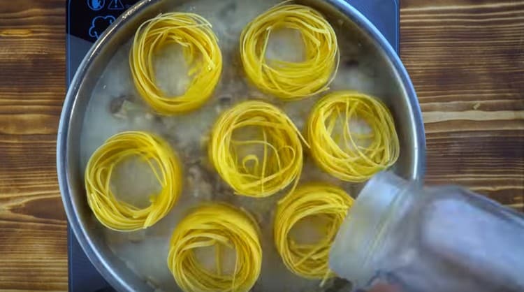 Přidejte horkou vodu a zakryjte pánev víkem.