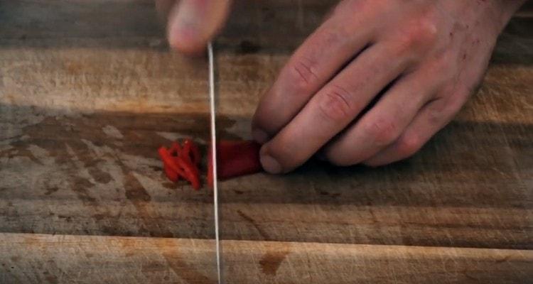 Grind chilli decojit din semințe.