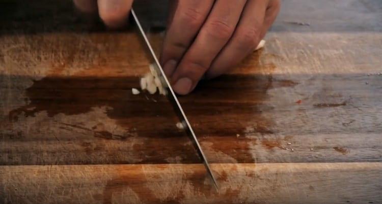 Se macină usturoiul.