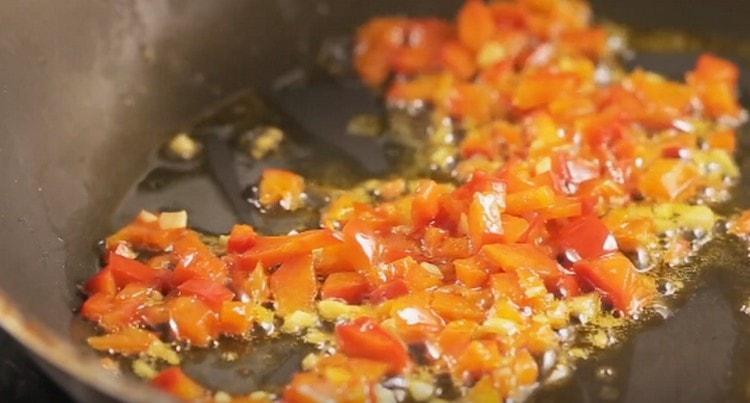 Prajeste piperul cu usturoiul.