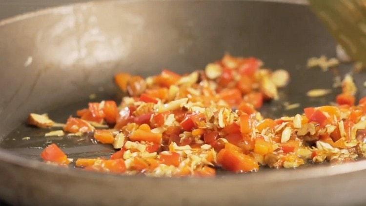 Adăugați migdale în tigaie.