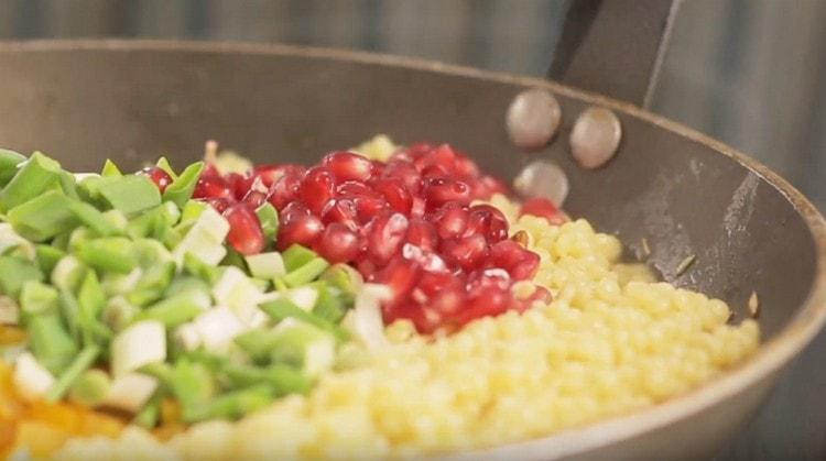 Adăugați ceapa, caisele uscate, semințele de rodie.