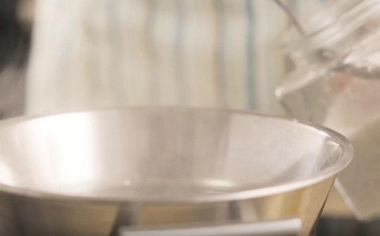 Aduceți apa la fierbere.