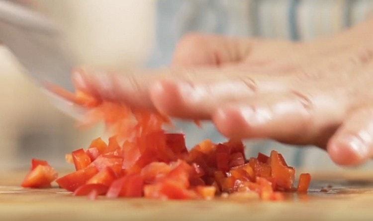 Tăiați ardeiul gras într-un cub mic.