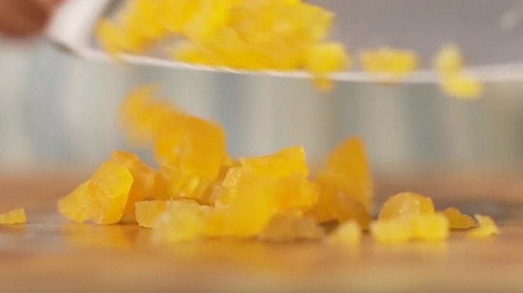 Tăiați caisele uscate.