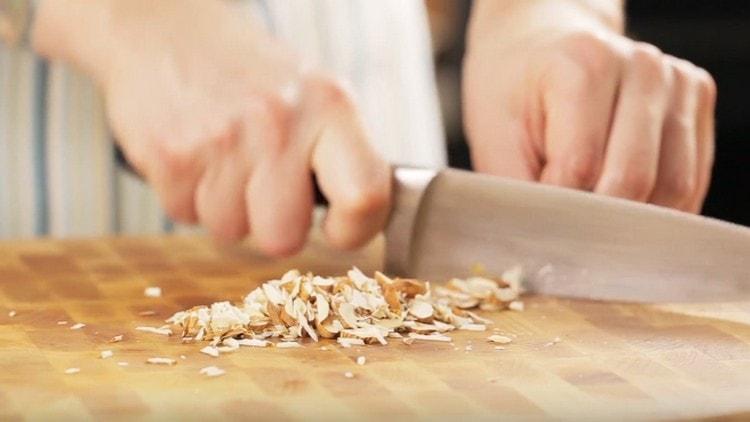 Se macină migdalele.