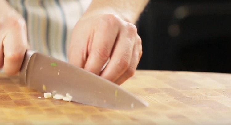 Se macină usturoiul.