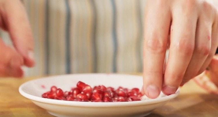 Vom avea nevoie și de semințe de rodie.