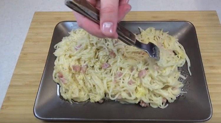 Пастата с бекон в кремообразен сос се оказва много вкусна и също така сърдечна.