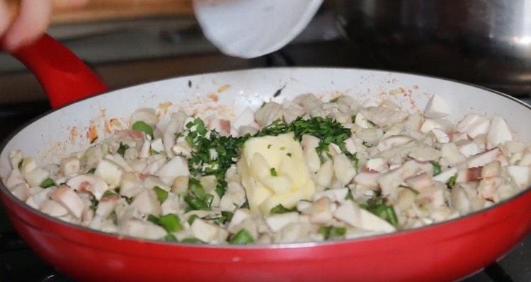 Ajouter le beurre à la poêle. ainsi que du persil haché.