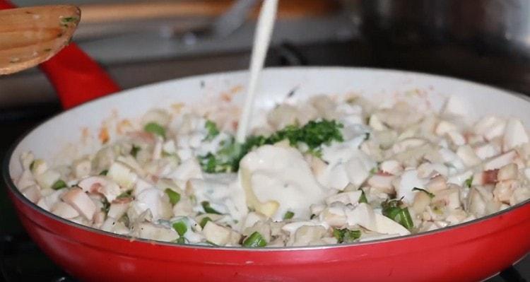 Remplissez le contenu de la casserole avec de la crème.