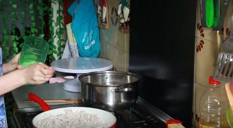 Ajoutez les oignons à la poêle, salez le plat.