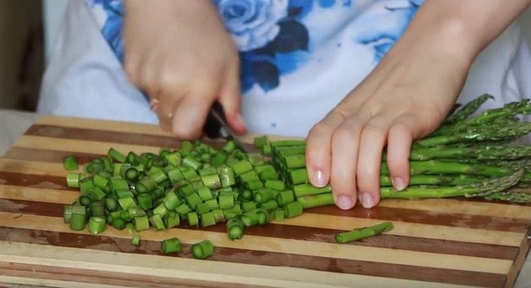 Hacher les asperges.