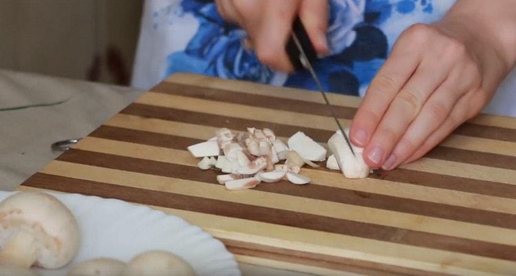 Couper les champignons en morceaux.