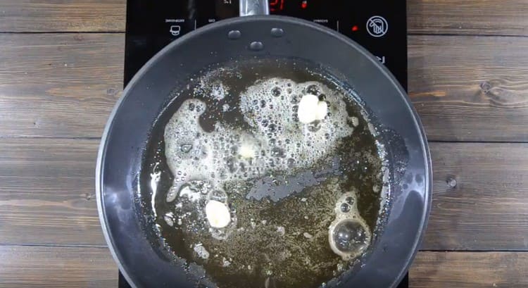 Загрейте маслото и растителното масло в тиган, сложете чесъна върху него.