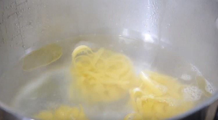 Pentru a pregăti taiteii, pregătiți ingredientele