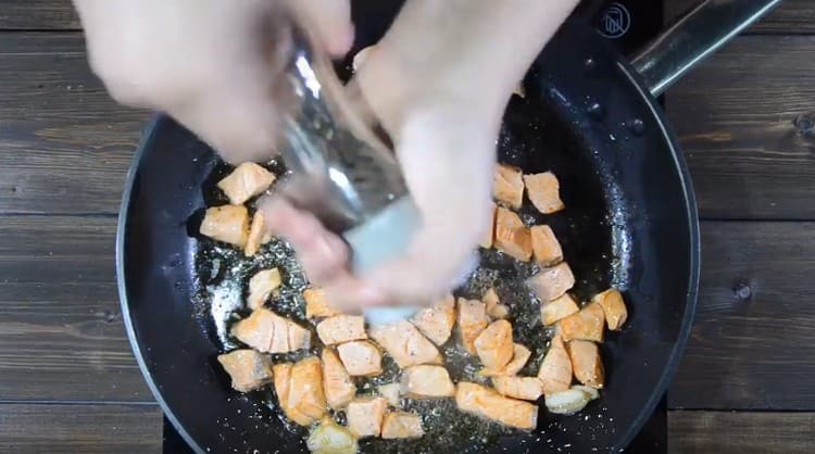 Добавете сол, черен пипер, добавете провансалски билки.