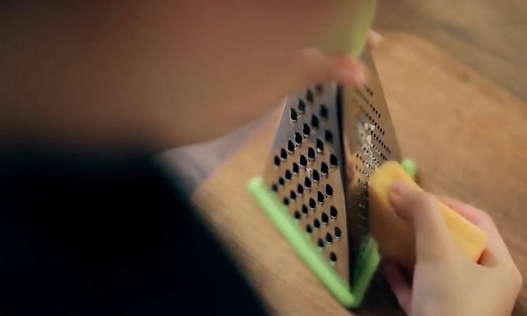 Настържете сирене, за да направите паста