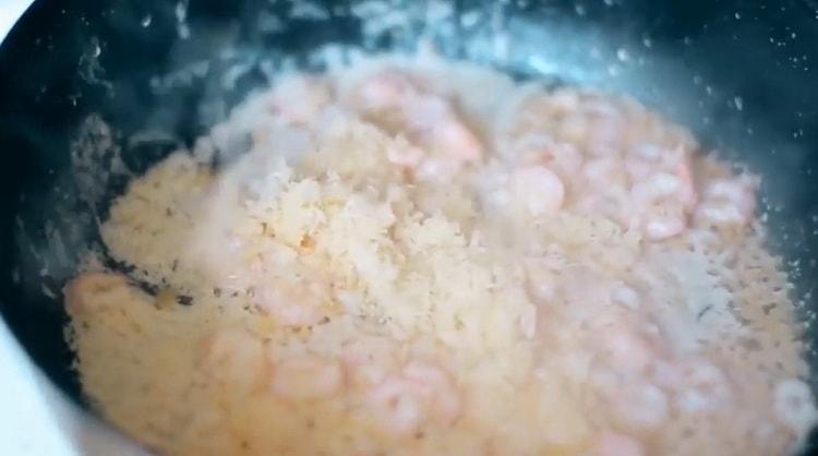 За да приготвите пастата, пригответе соса