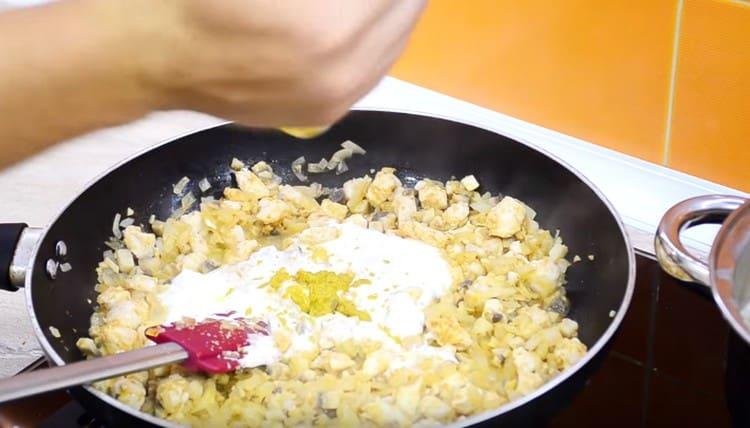 Acum se adaugă smântână, precum și muștarul, se amestecă.