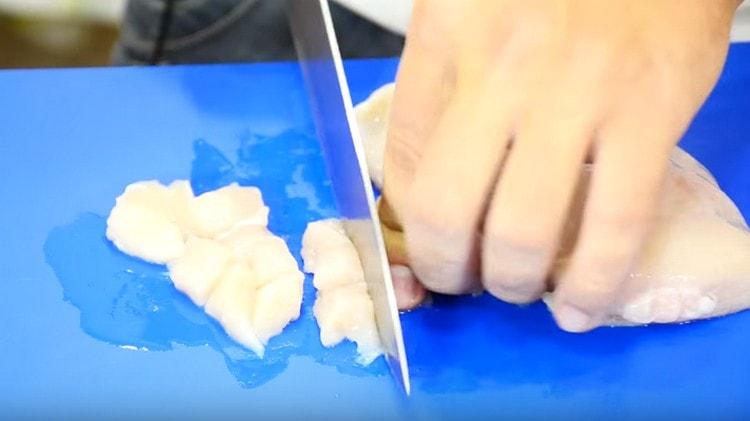 Tăiați puiul în bucăți.