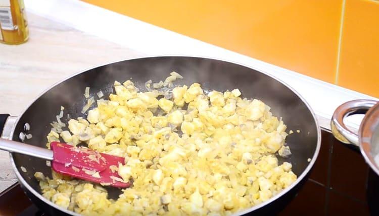 Adăugați nuci în tigaie.