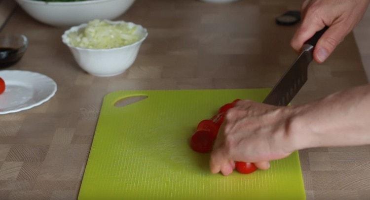 Roșiile cherry se taie pe jumătate.