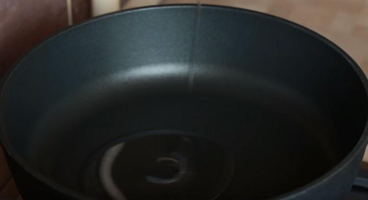 Încălziți tigaia cu ulei vegetal.