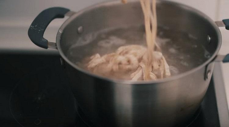 Se fierbe fettuccine.