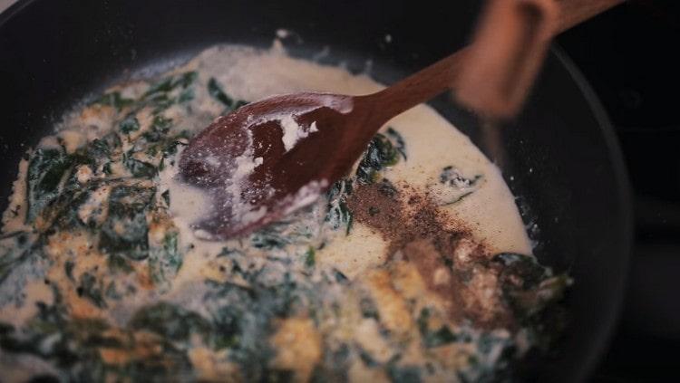 Condimentează sosul cu mirodenii.