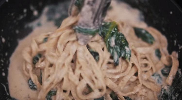 Întindem pastele direct în sos.