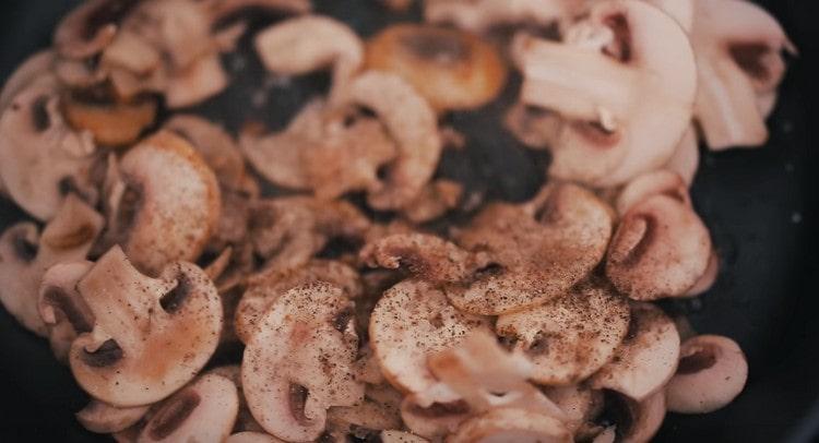 Separat, prăjiți ciupercile.