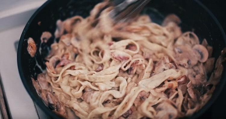 Adăugați pasta, amestecați.