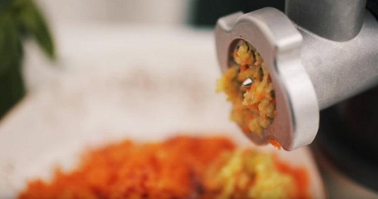 Treceți carnea tocată printr-o mașină de tocat carne. morcovi.