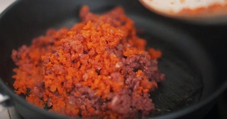 Prăjiți componentele tocate în ulei vegetal.