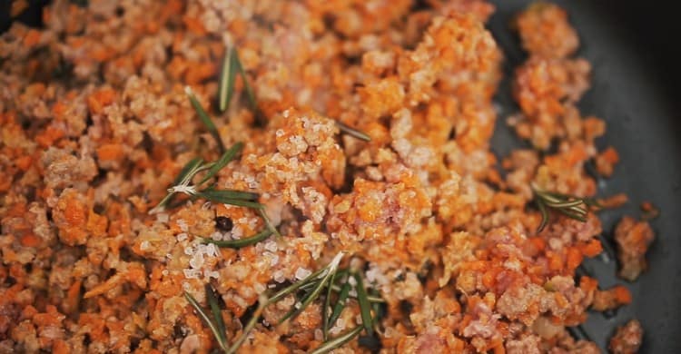 Se adauga sare.Se adauga condimente.