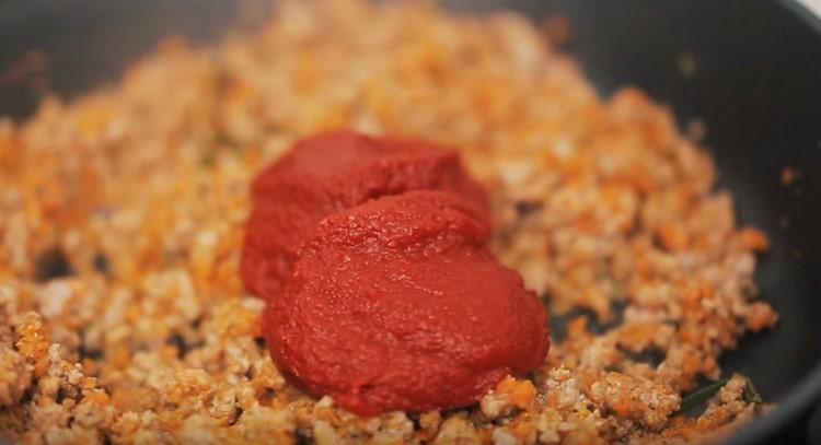 Adăugați acum pasta de roșii.