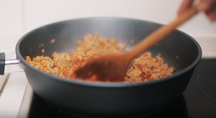 Fierbeți sosul încă câteva minute.