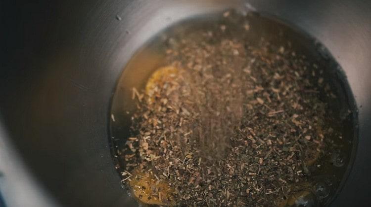 Adăugați sare și busuioc.