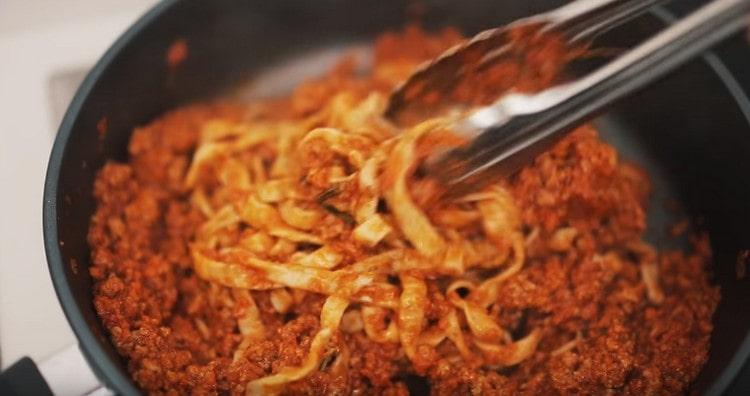 Adăugați pasta de fetuccini în sos.