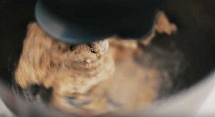 Frământați un aluat dur.